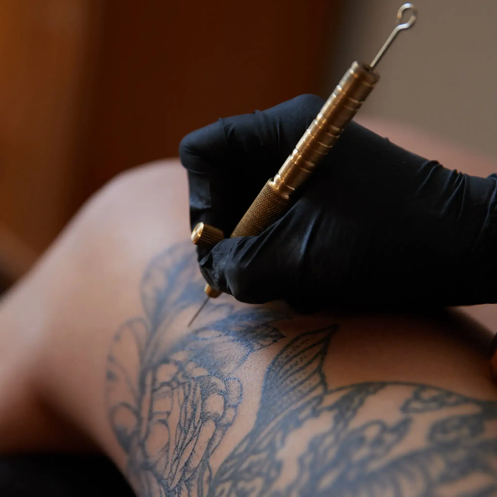 Photo illustrant la technique du handpoke