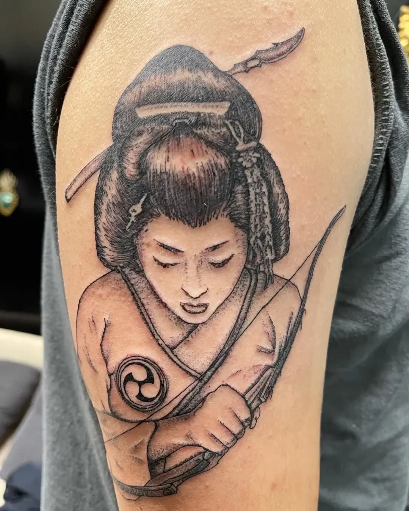 Photo d'un tatouage de geisha avec un arc sur un bras