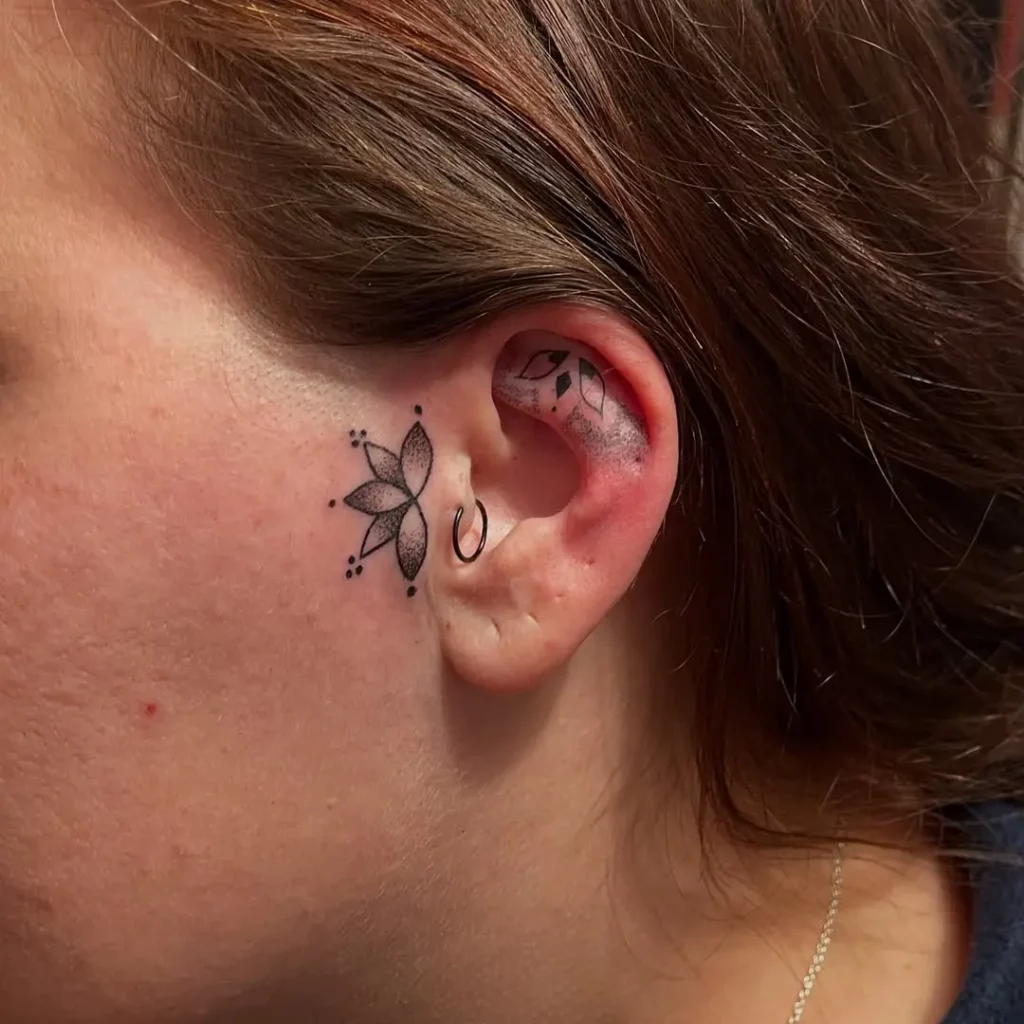 Photo d'une oreille tatouée au handpoke