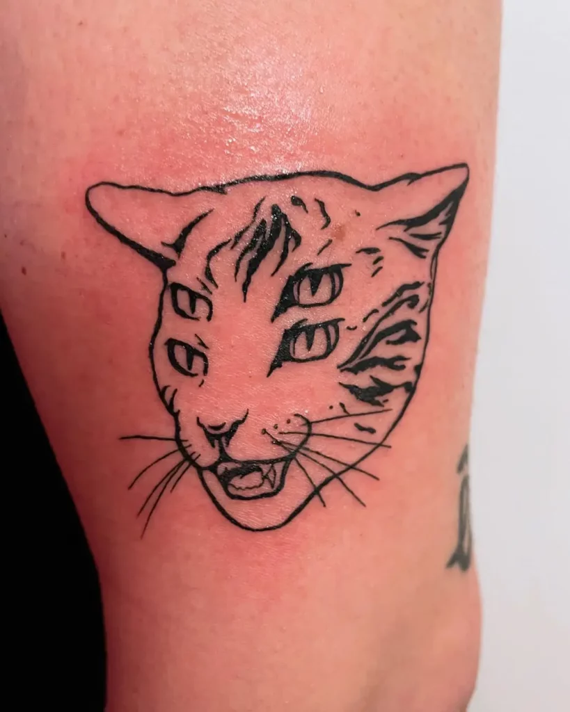 Photo d'un tatouage de chat sur un bras