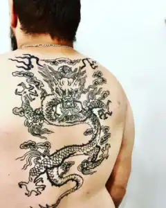 Photo d'un tatouage de dragon sur un dos