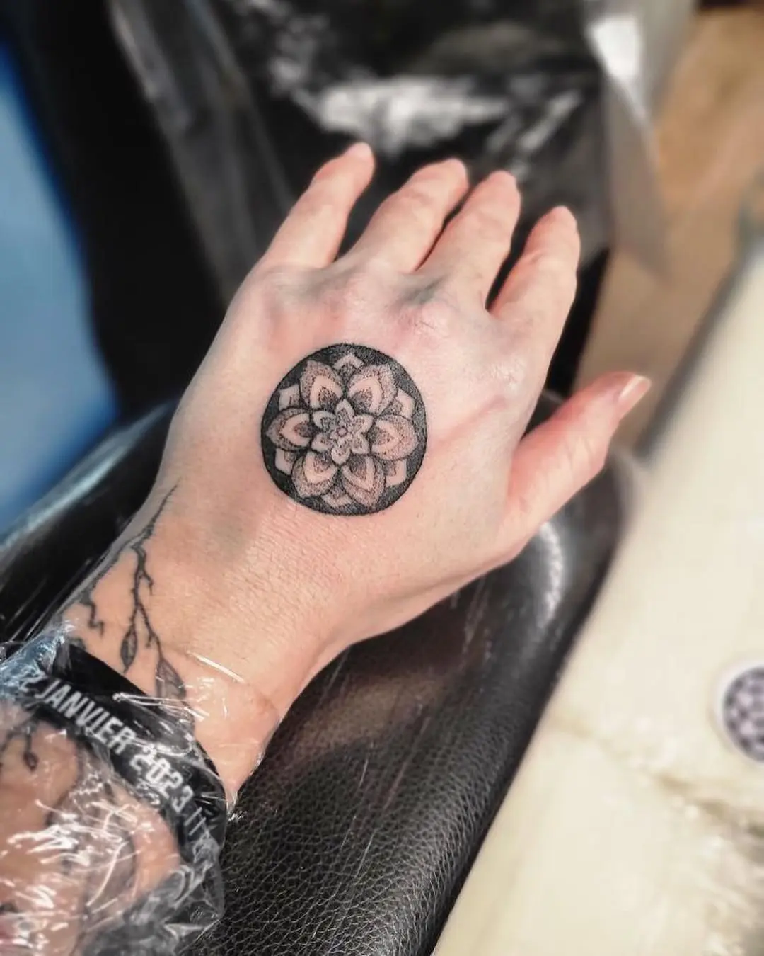 Photo d'un tatouage de fleur d'inspiration coréenne sur une main