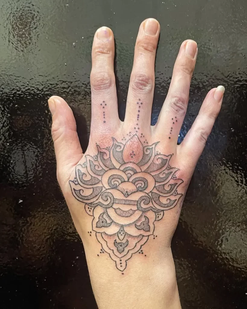 Photo d'un tatouage d'un motif coréen sur une main