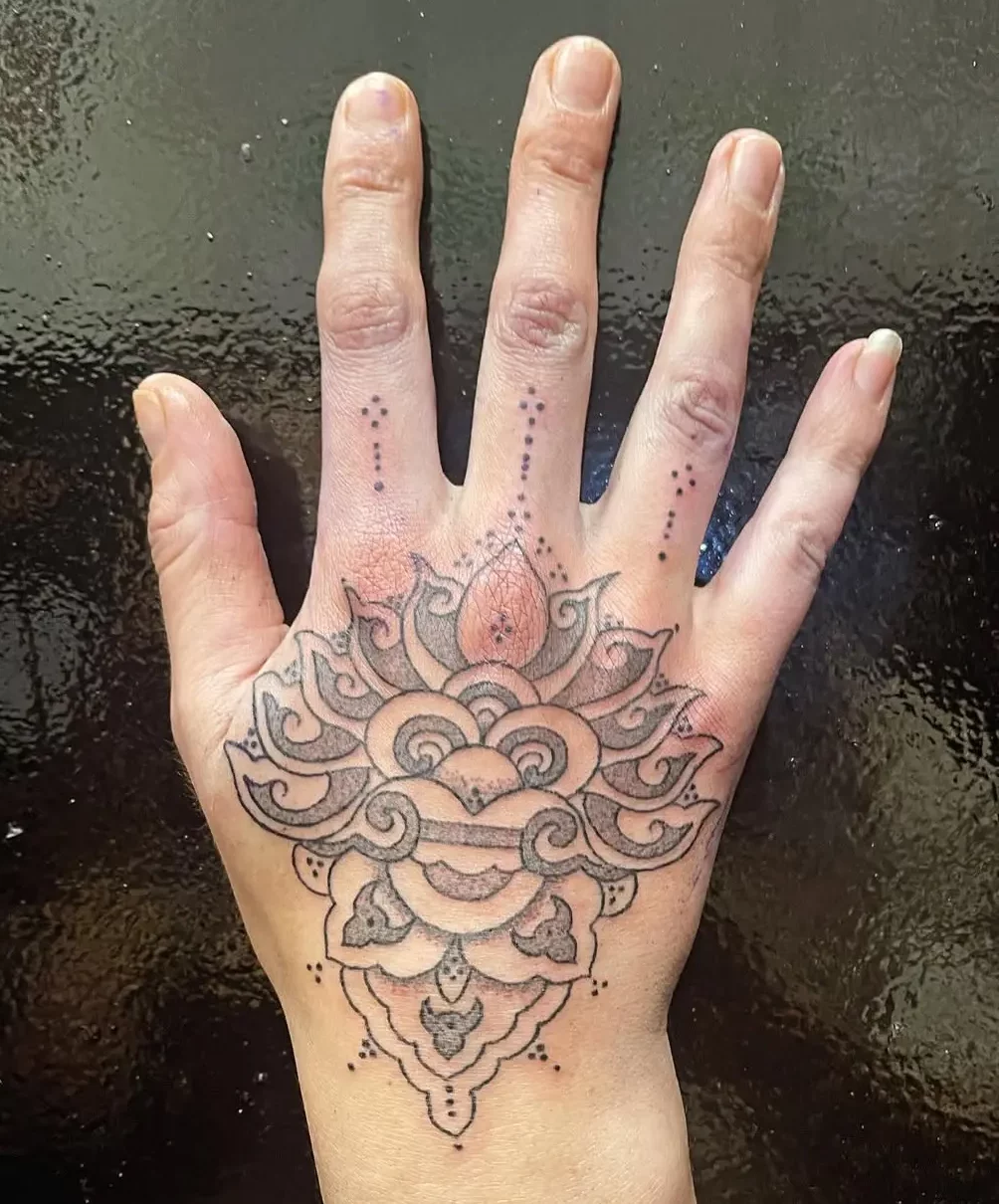 Photo d'un tatouage d'un motif coréen sur une main