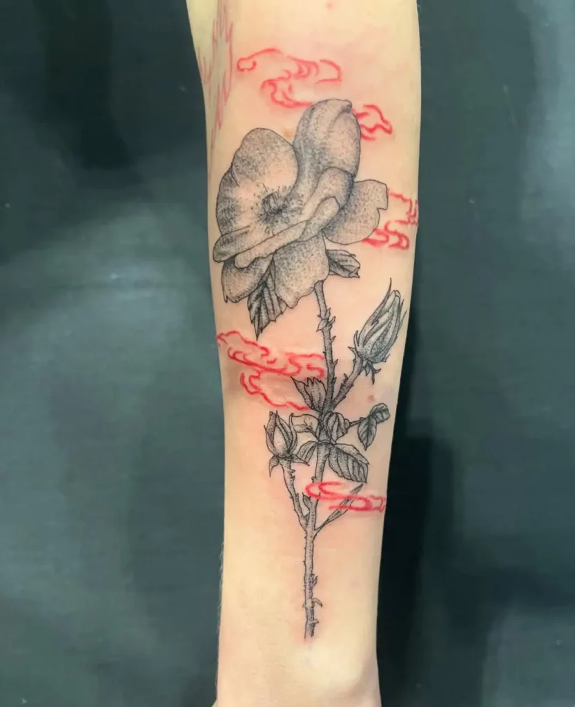 Photo d'un tatouage d'une rose sur un bras