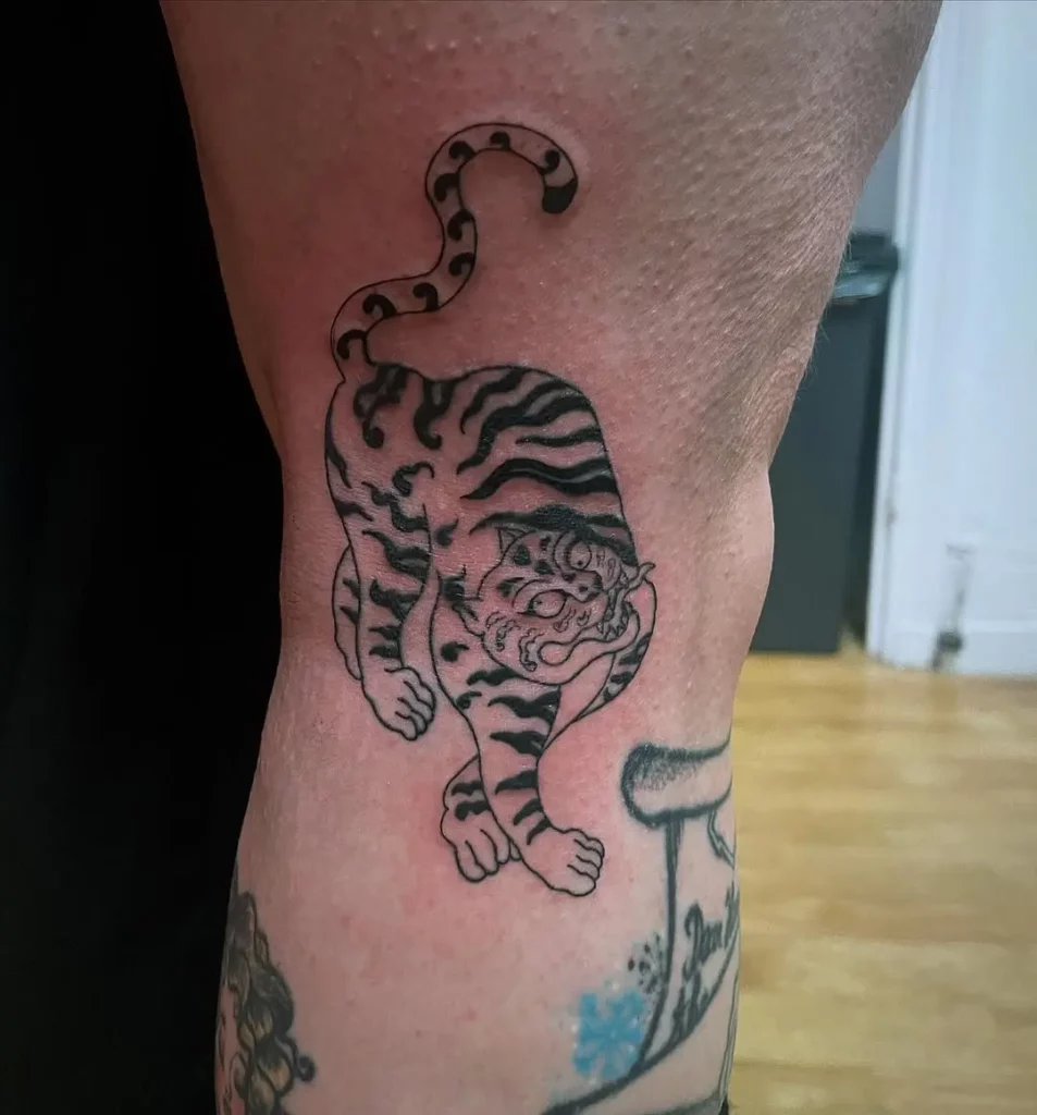 Photo d'un tigre coréen sur une jambe