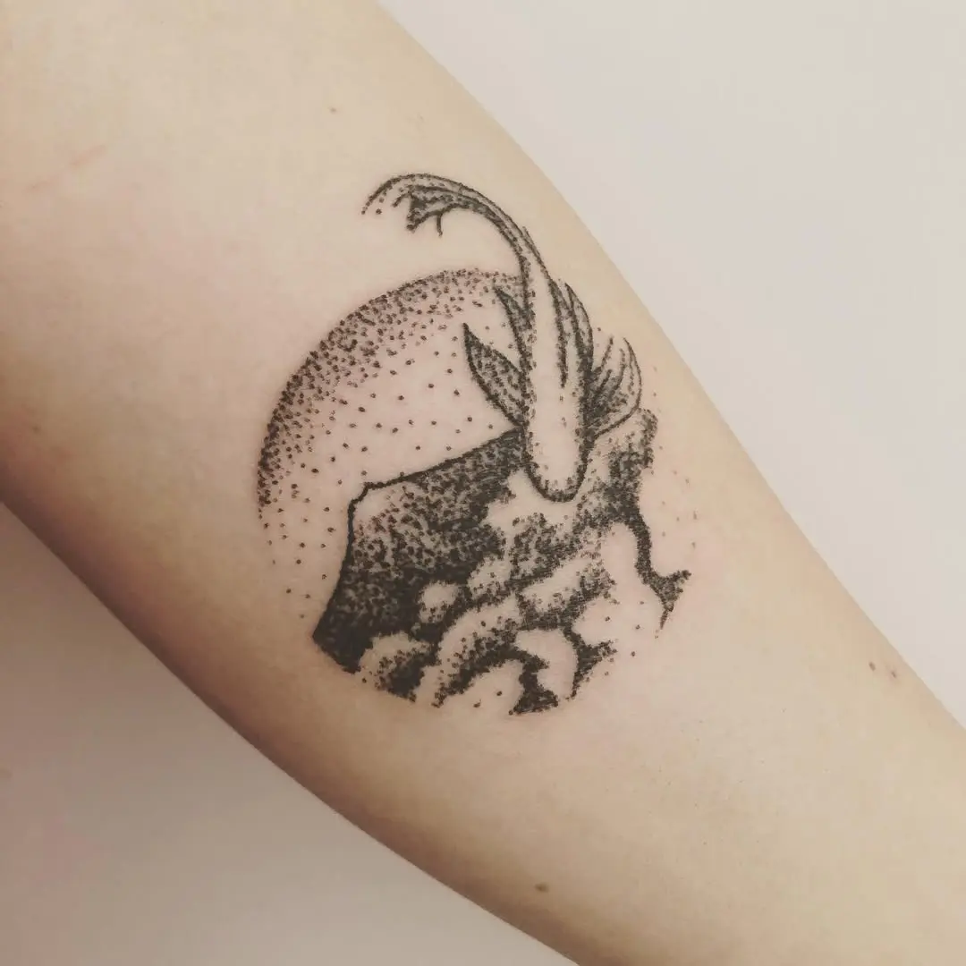 Photo d'un tatouage de paysage fait avec la technique du handpoke