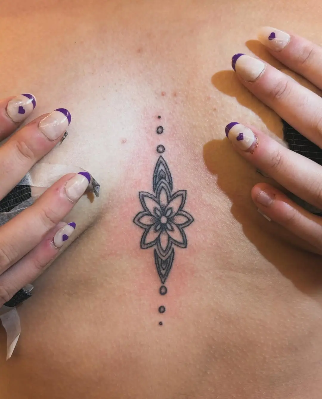 Photo d'un tatouage fait avec la technique du handpoke sur une poitrine