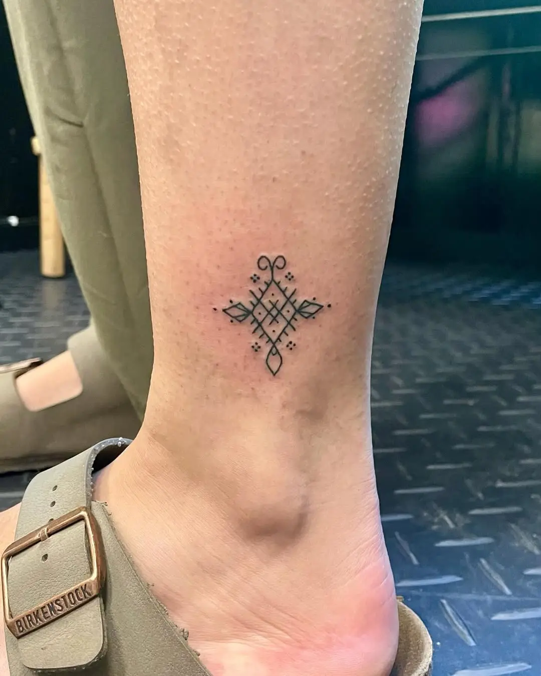 Photo d'un tatouage d'un motif coréen sur une main
