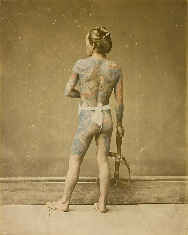 Portrait d'un homme japonais tatoué avec la technique du tebori, datant du XIXe siècle.