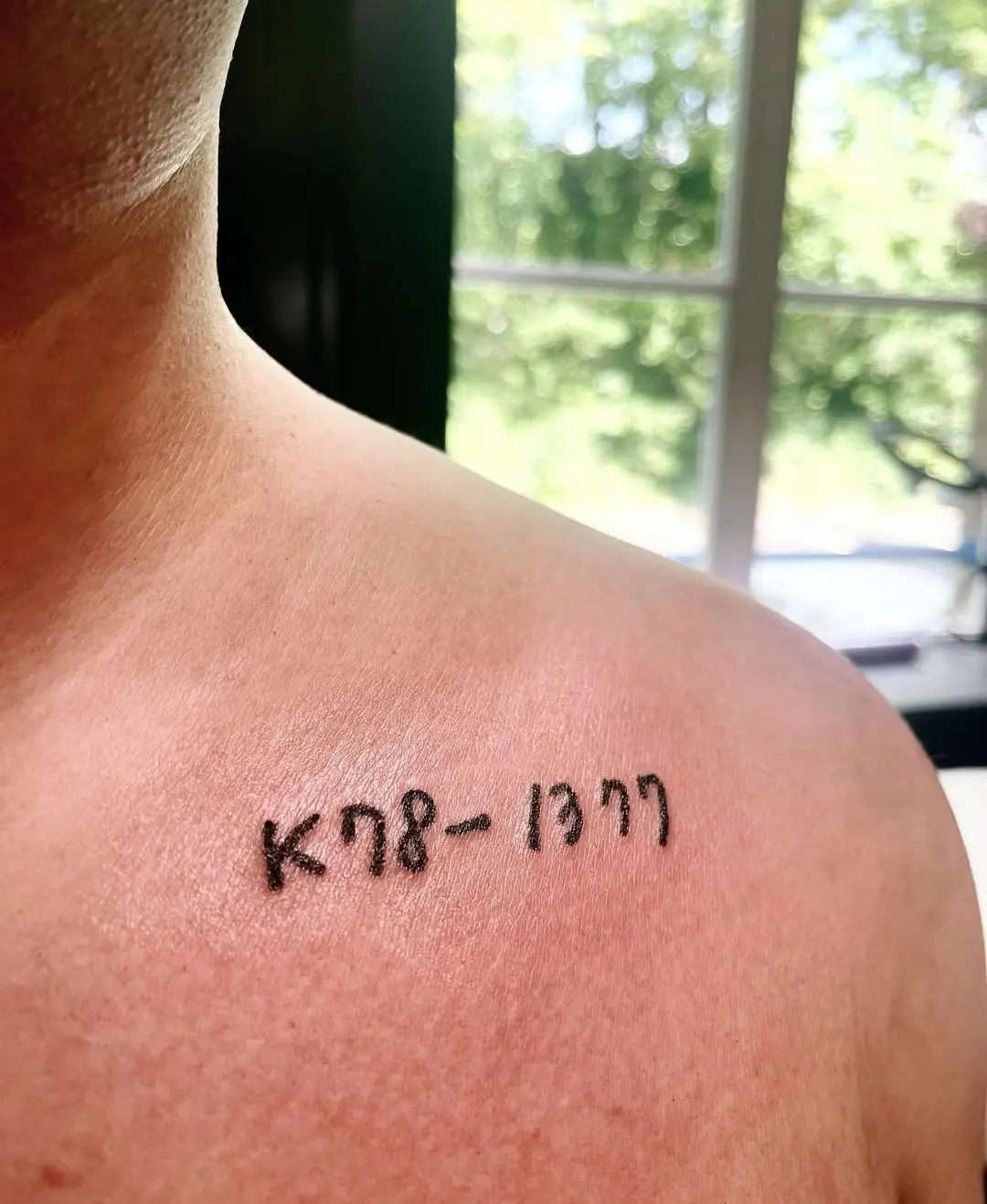 Tatouage de chiffres réalisés avec la technique du handpoke