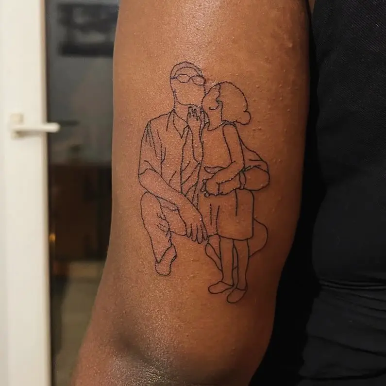 Photo d'un tatouage représentant un homme et une petite fille