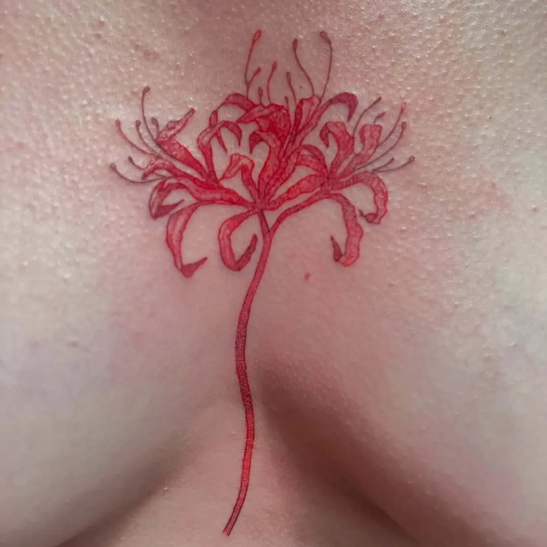 Photo d'un tatouage de lycoris rouge sur le sternum