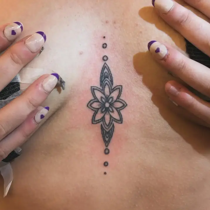 Photo d'un tatouage ornemental fait au handpoke sur la poitrine