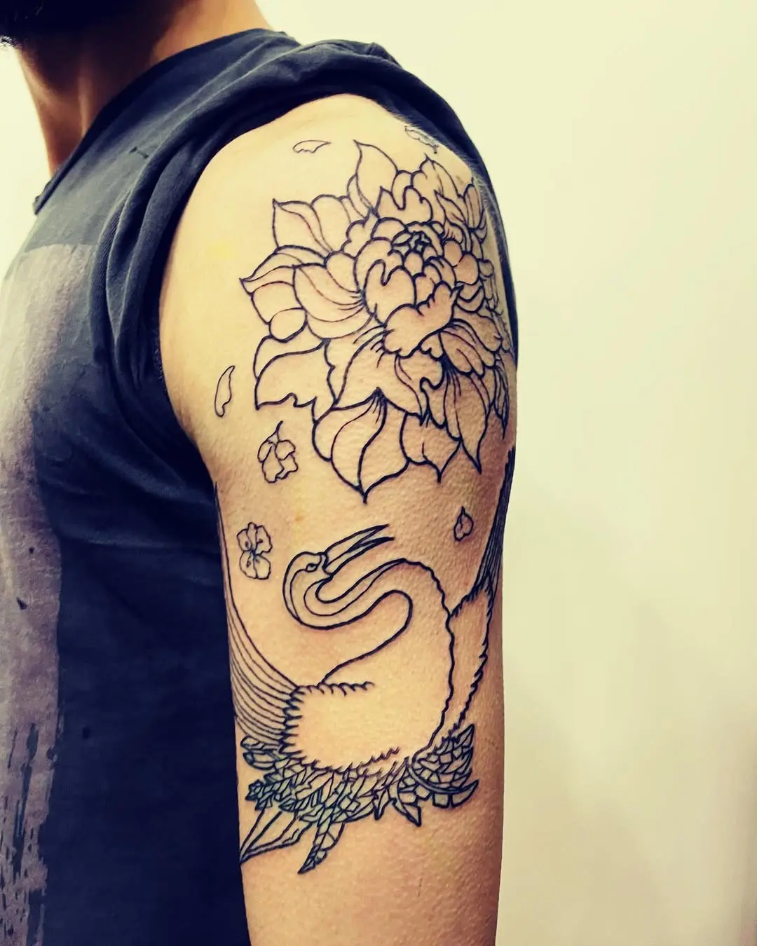 Photo d'un homme avec un tatouage de fleur sur le bras