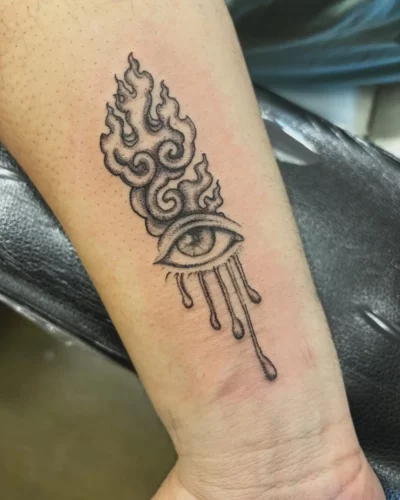 Photo d'un tatouage d'oeil avec une flamme