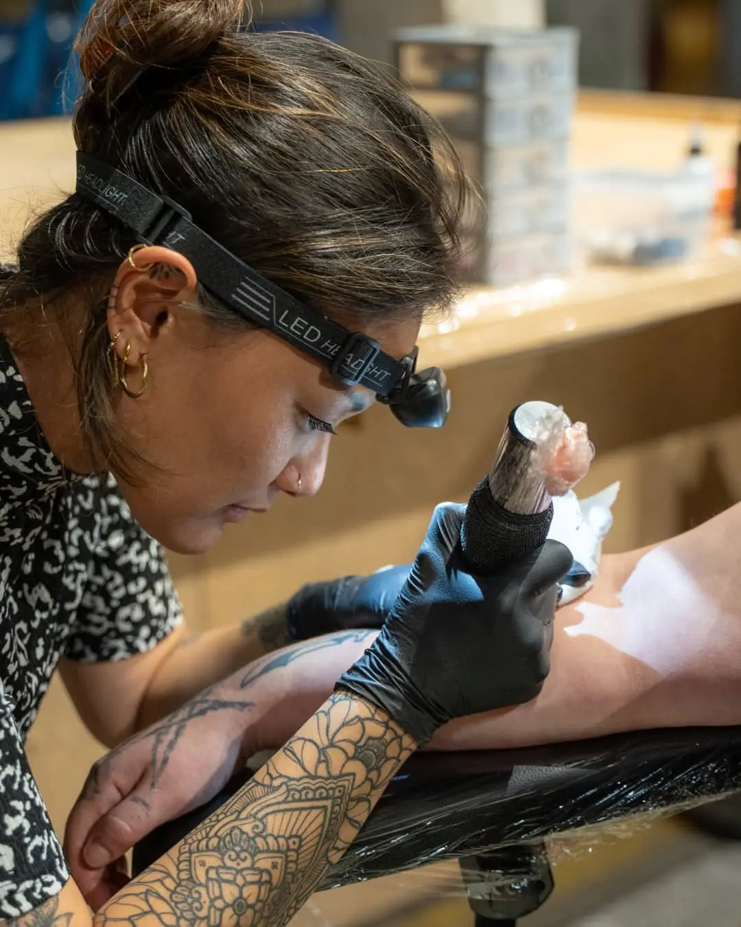 Photo de Juliette (YungTattooing) en train de tatouer