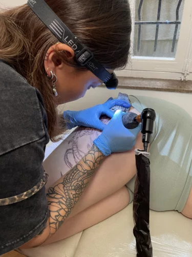 Photo de Juliette (Yungtattooing) lors d'une séance de tatouage
