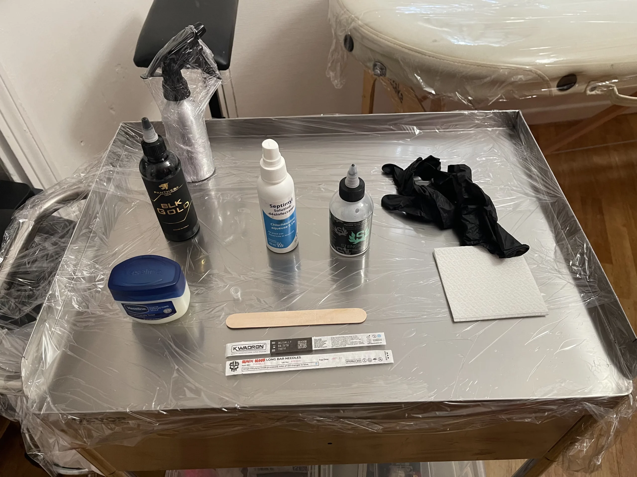Plateau avec éléments nécessaires pour une séance de tatouage