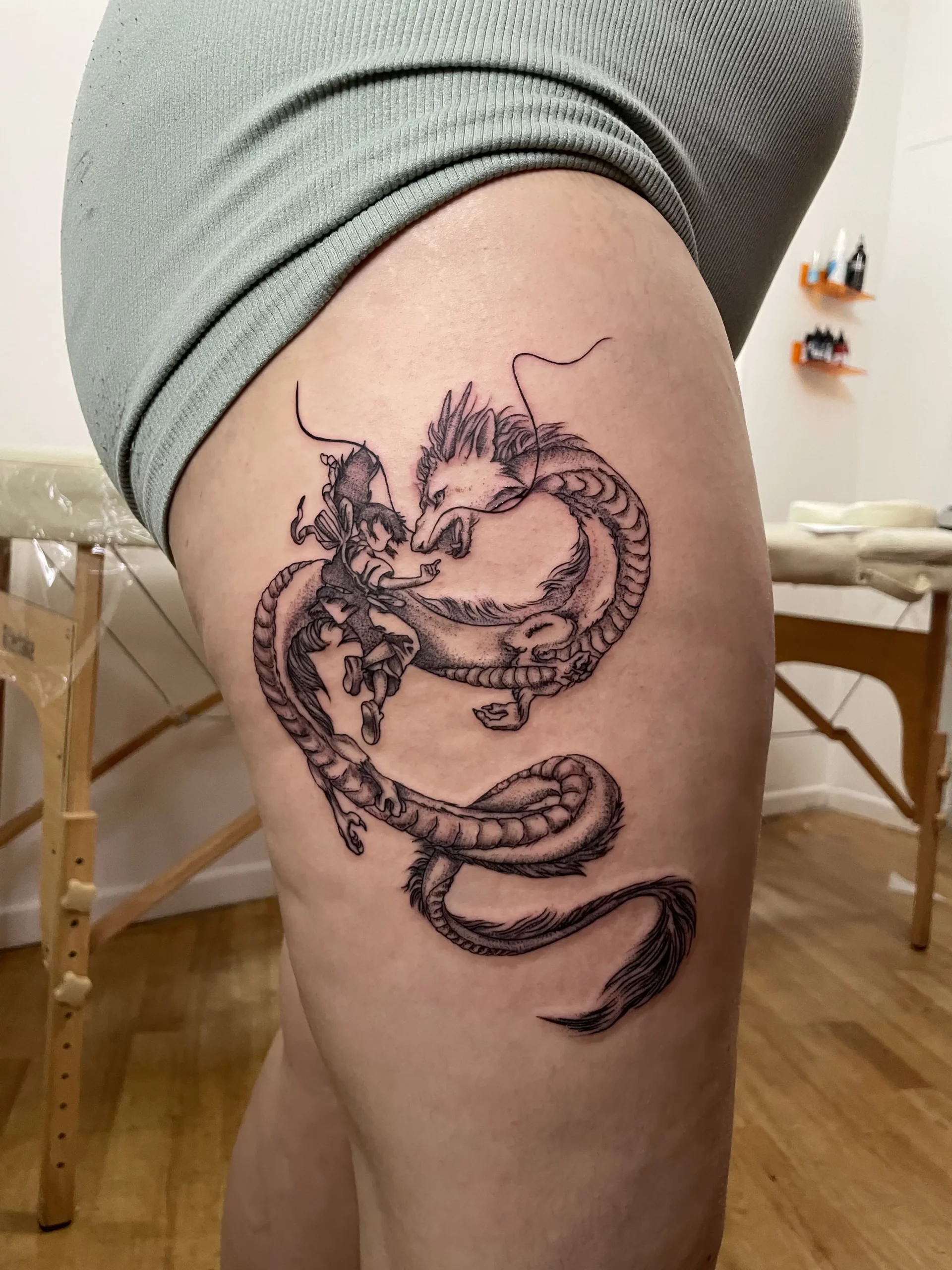 Photo d'un tatouage inspiré du voyage de Chihiro de Miyazaki