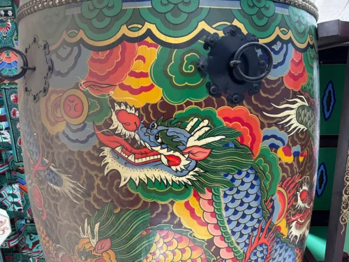 Photo d'un dragon coloré peint dans un temple