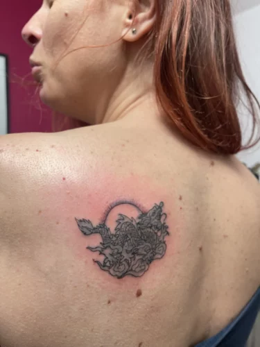 Photo d'un tatouage de dragon après recouvrement