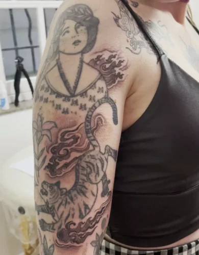 Photo de taches recouvertes par des tatouages de flammes