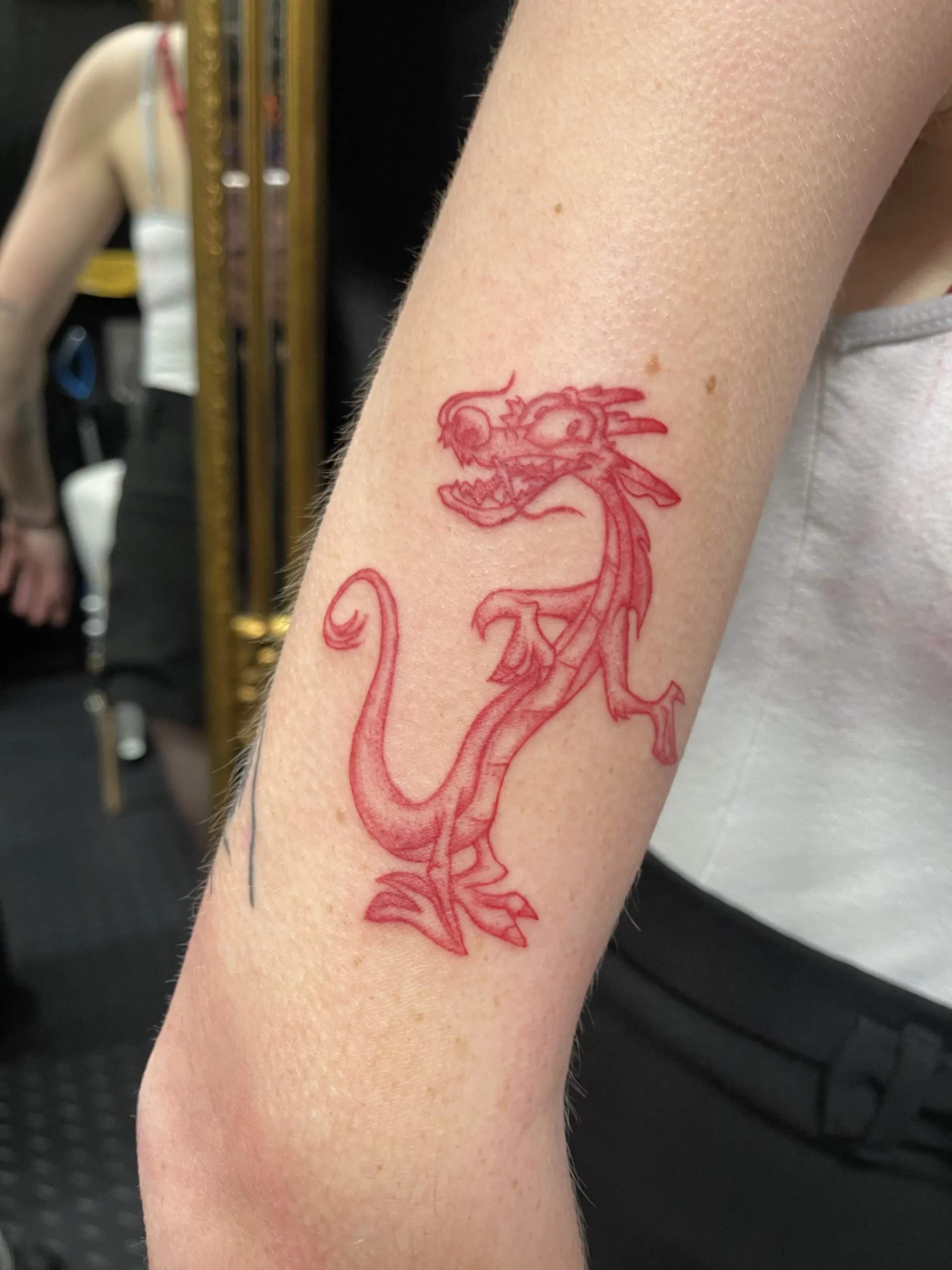 Photo d'un tatouage de dragon rouge après retouche
