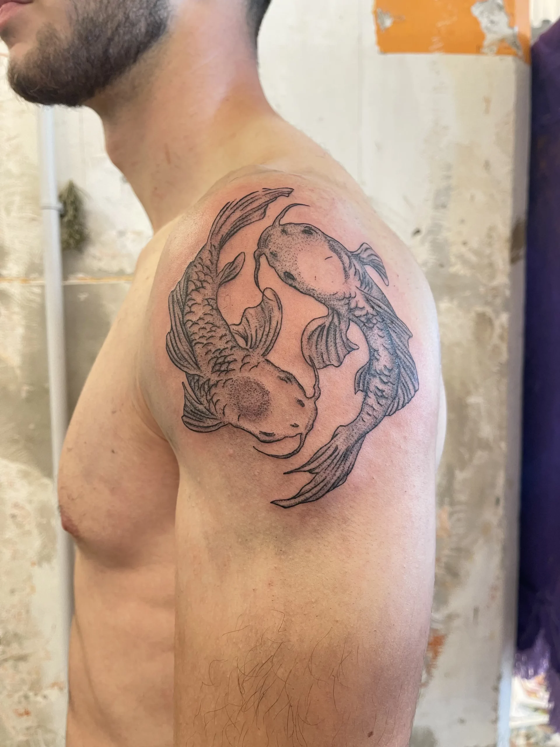 Photo d'un tatouage représentant deux poissons