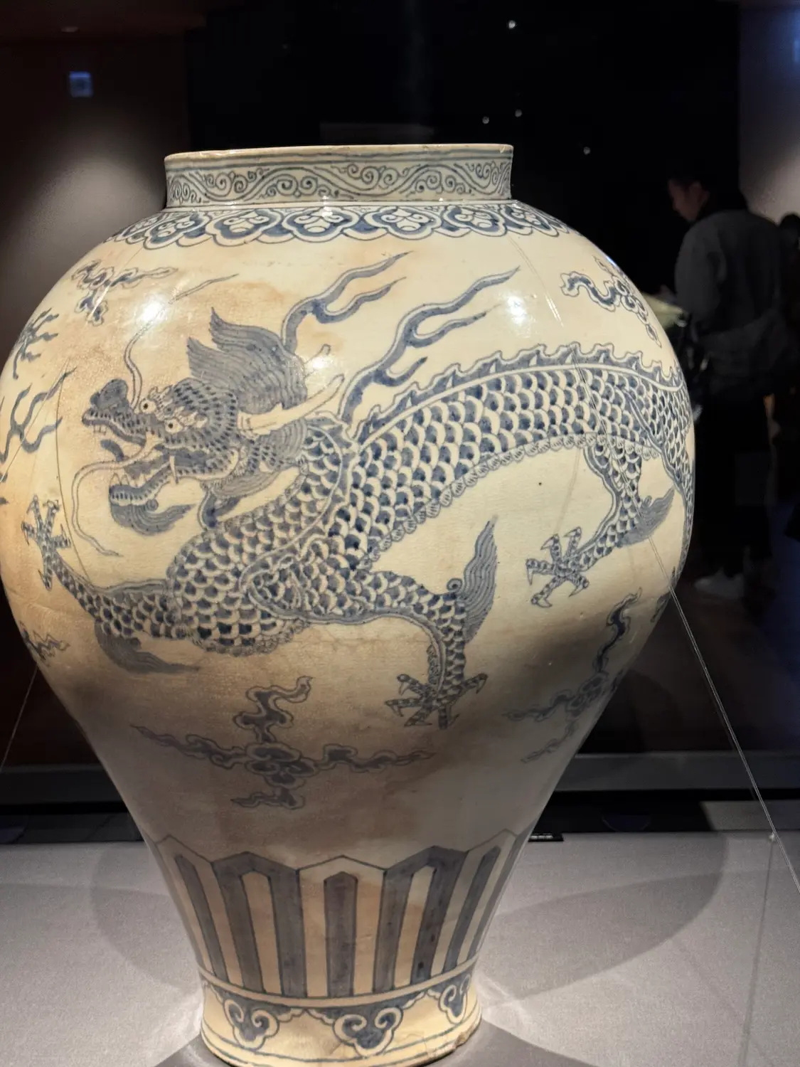 Photo d'un vase avec un motif de dragon prise au musée LEEUM