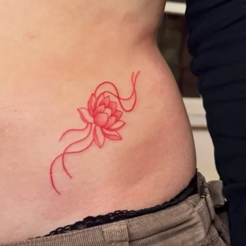 Photo d'un tatouage de lotus rouge