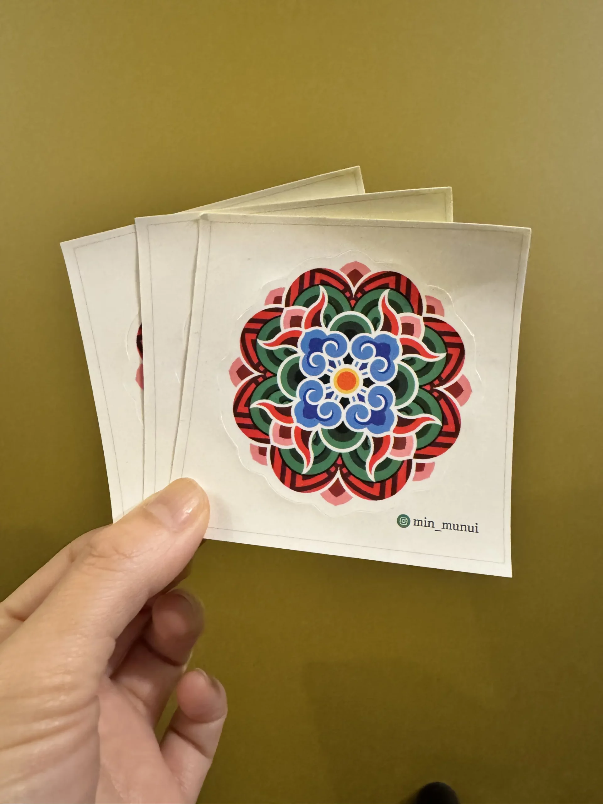 Photo d'un vase avec un motif de dragon prise au musée LEEUM