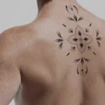 Modèle homme portant un dessin YungTattooing (motif coréen)