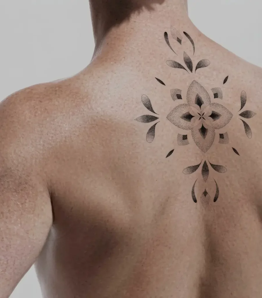 Modèle homme portant un dessin YungTattooing (motif coréen)