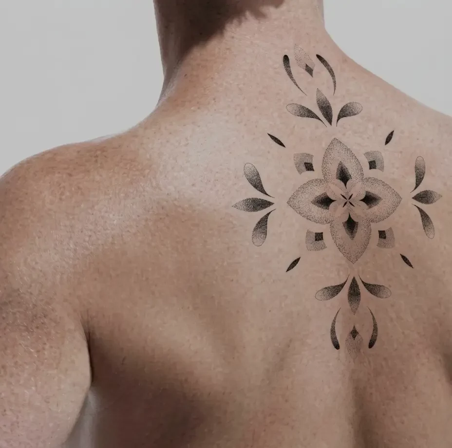 Modèle homme portant un dessin YungTattooing (motif coréen)