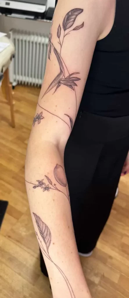 Tatouage d'un porte-bonheur avec un papillon