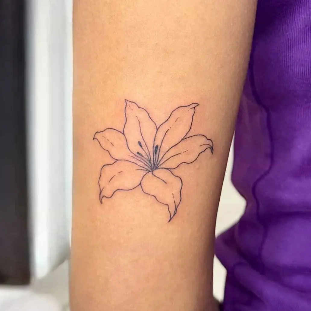 Tatouage fin représentant une fleur