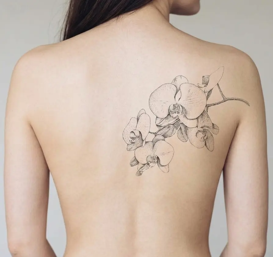 Modèle femme portant un dessin de YungTattooing (orchidées)