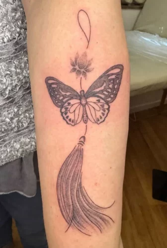 Tatouage fin botanique