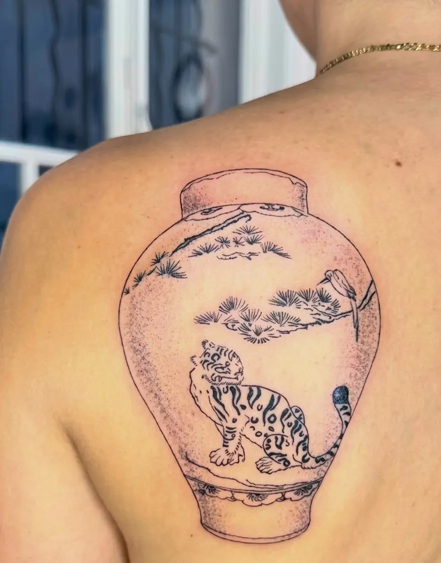Photo d'un tatouage de vase sur un dos