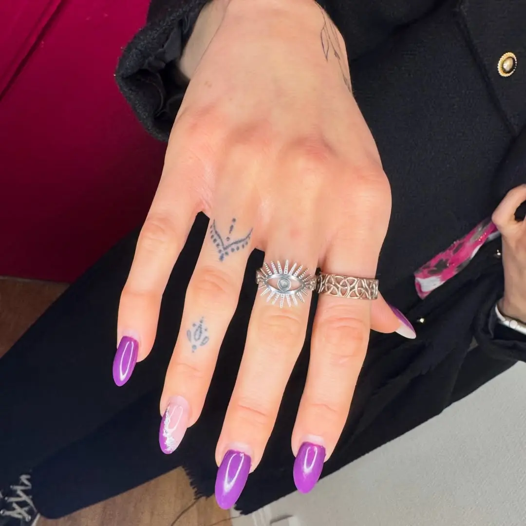 Photo d'un tatouage sur les doigts cicatrisé depuis deux ans