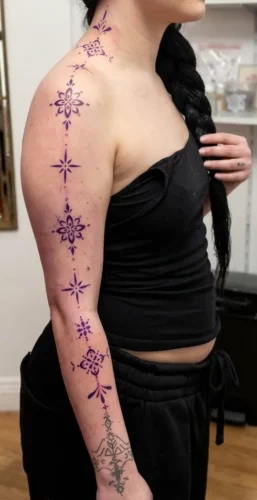 Photo d'un tatouage ornemental sur un bras complet posé avec un stencil avant la séance de tatouage.