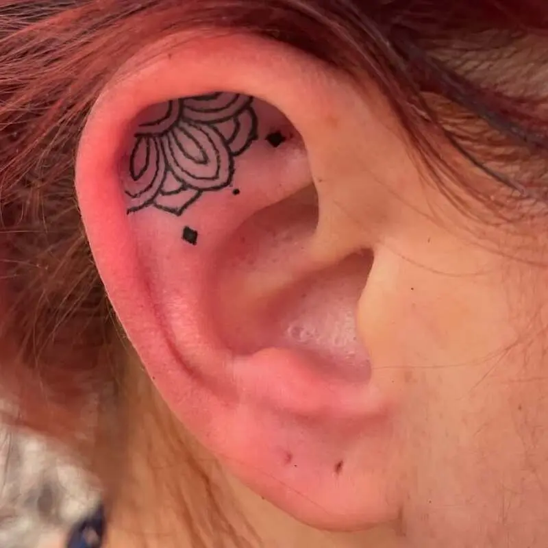 Photo d'un tatouage floral tatoué dans une oreille