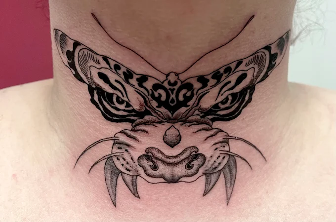 Photo d'un tatouage sur un cou