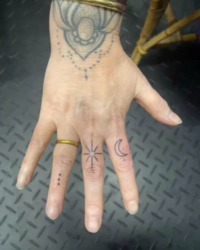Photo d'un tatouage fait au handpoke sur les doigts