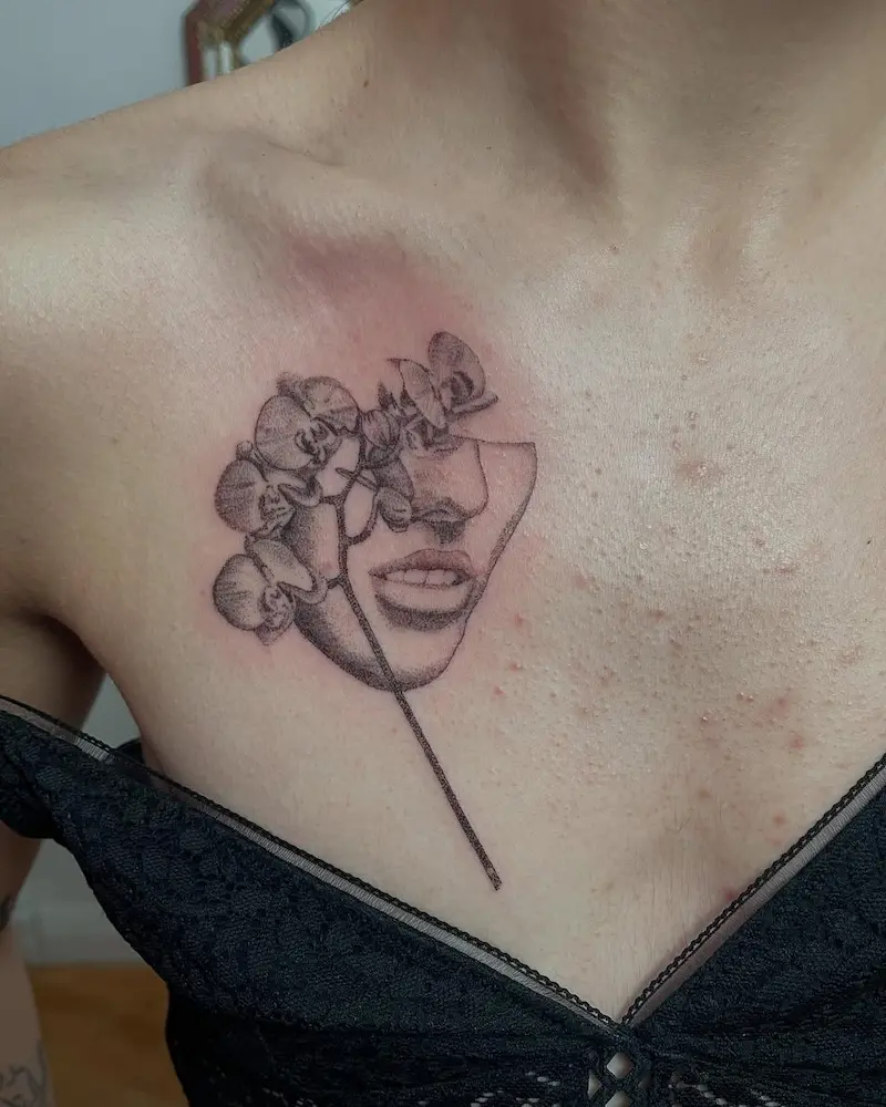 Photo d'un tatouage sur la poitrine fraîchement réalisé