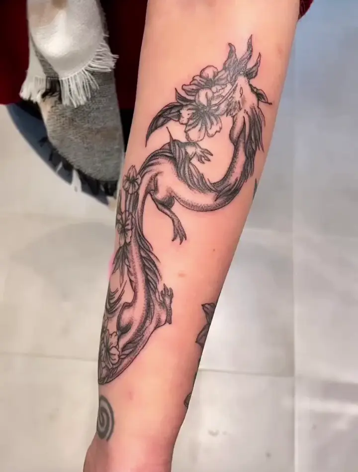 Photo d'un tatouage de dragon sur un avant-bas