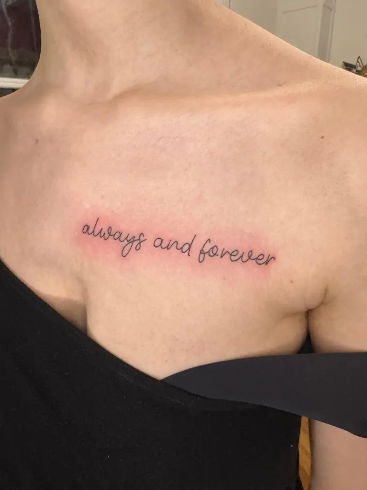 Photo d'un tatouage calligraphie "always and forever"