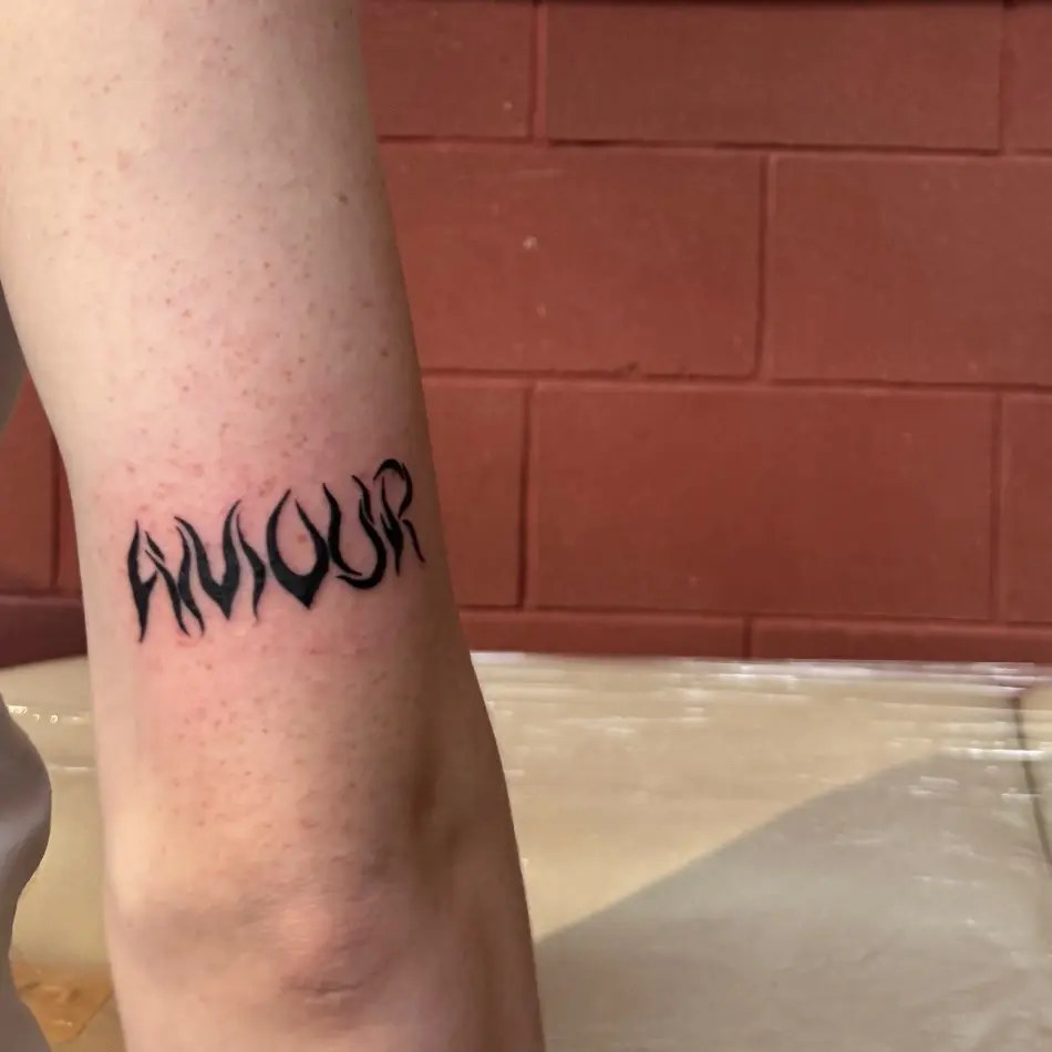 Photo d'un tatouage du mot "Amour"