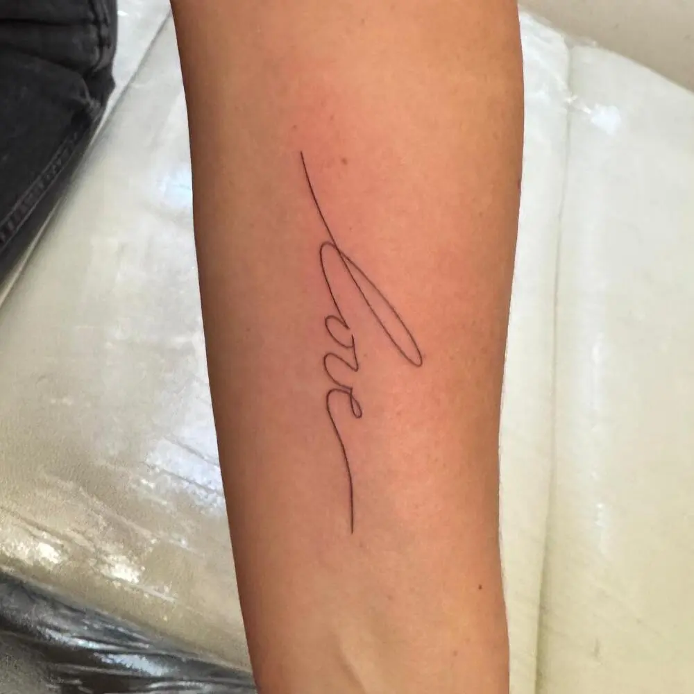 Tatouage "love" en fine line
